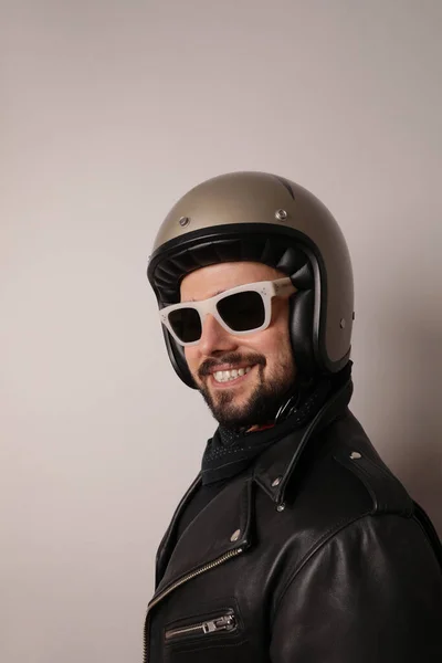 Potret vertikal dari pria berjenggot dengan jaket kulit dan helm retro. — Stok Foto