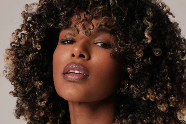 Beauty close-up portrait of African American young woman with curly black hair. — Stock Photo, Image