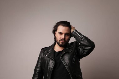 Beyaz arka planda poz veren yakışıklı, kendine güvenen bir adam. İzole edilmiş.