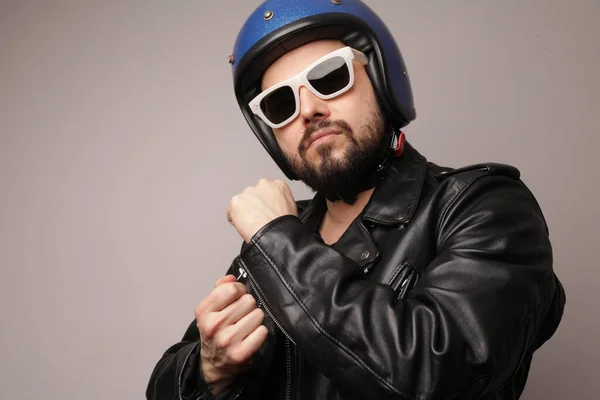 Potret berjenggot biker dengan jaket kulit dan helm sepeda motor. — Stok Foto