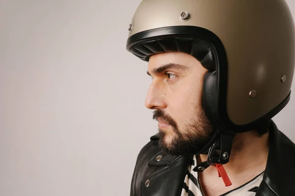 Perfil retrato de motorista barbudo en chaqueta de cuero y casco de moto retro. — Foto de Stock