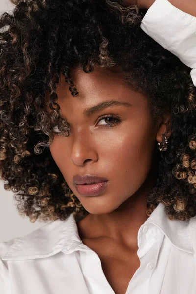 Jovem afro-americana atraente sorrindo com cabelo preto encaracolado. Close-up. — Fotografia de Stock