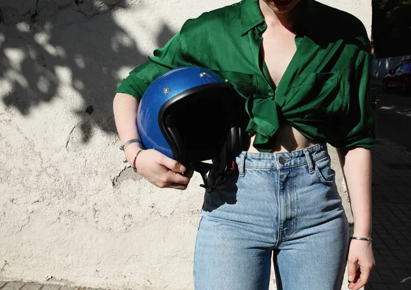야외에서 오토바이 역 헬멧을 들고 있는 여자의 사진 이 발견되었습니다. 원문을 위한 공간. — 스톡 사진