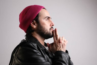 Sakallı, şık, yakışıklı, kendine güvenen, beyaz arka planda poz veren adam. Yakın plan..