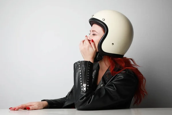 Perfil retrato de feliz jovem motociclista mulher usando capacete e jaqueta de couro. — Fotografia de Stock