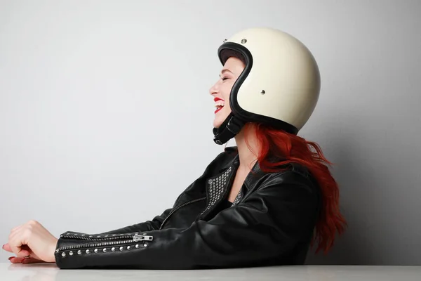 Perfil retrato de feliz jovem motociclista mulher usa capacete e jaqueta de couro. — Fotografia de Stock