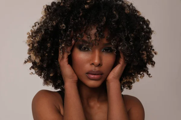 Retrato de jovem afro-americana com cabelo preto encaracolado. Close-up. — Fotografia de Stock