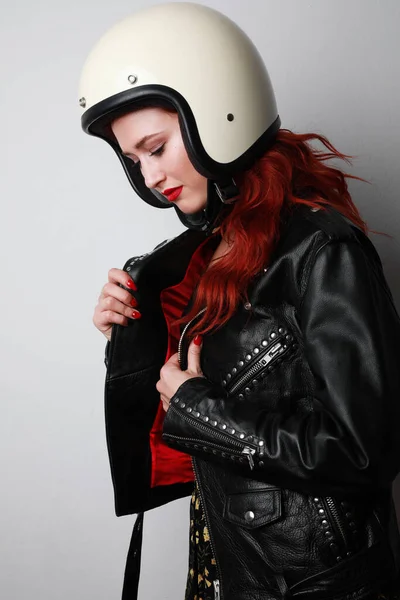 Retrato vertical de feliz jovem motociclista mulher usa capacete e jaqueta de couro. — Fotografia de Stock