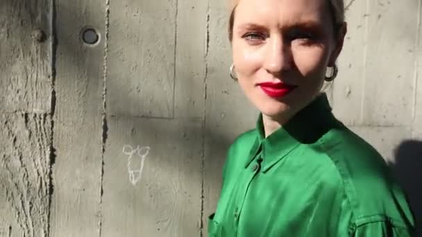 Close-up van jong blond hipster vrouw, draagt casual kleding poseren outdoor. Rechtenvrije Stockvideo's