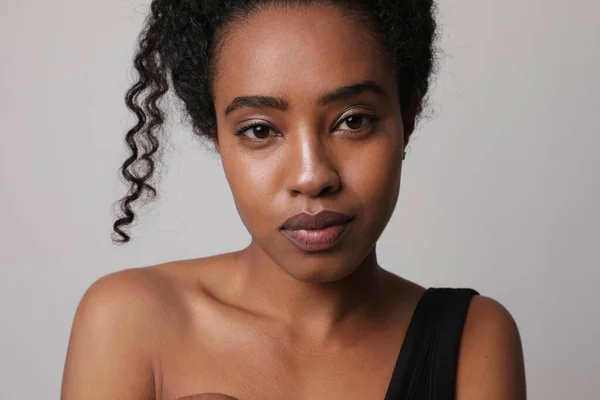 Cropped photo of beautiful African American woman poses to the camera. Isolated. — Stock Photo, Image