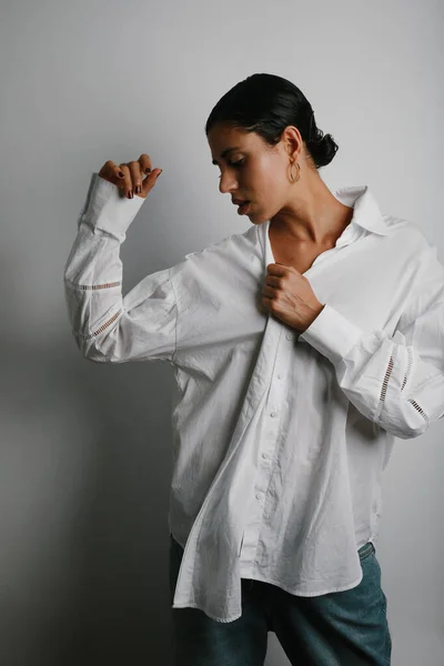 Mujer desesperada con ansiedad. Problemas mentales. Concepto de salud mental. Vertical. —  Fotos de Stock