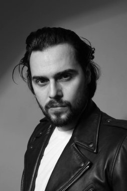 Sakallı, kendine güvenen yakışıklı adamın siyah beyaz portresi. Dikey.