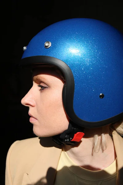 Wanita pengendara motor muda Trendy memakai helm motor retro biru. Outdoor. — Stok Foto
