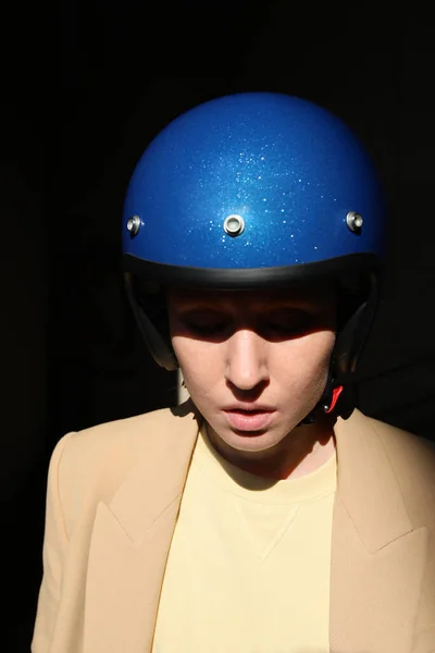 Wanita pengendara motor muda Trendy memakai helm motor retro biru. Outdoor. — Stok Foto