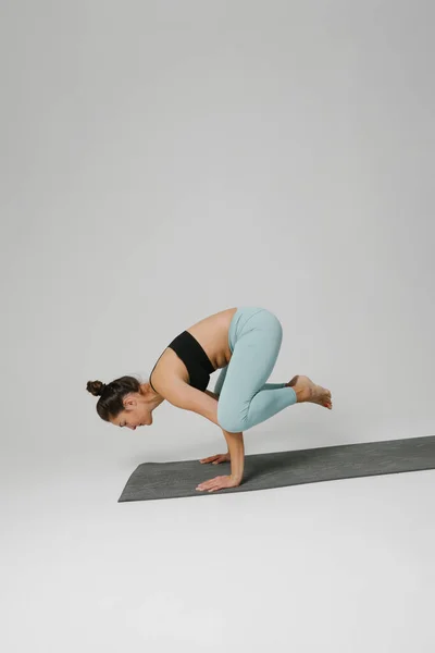Porträtt av kvinna som utövar yoga asana i klassen. Lugna dig och slappna av. Vertikal. — Stockfoto
