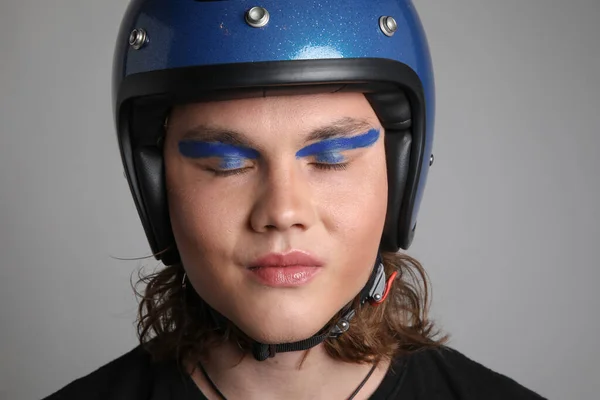 Jeune motard aux yeux fermés portant un casque de moto rétro. isolée. — Photo