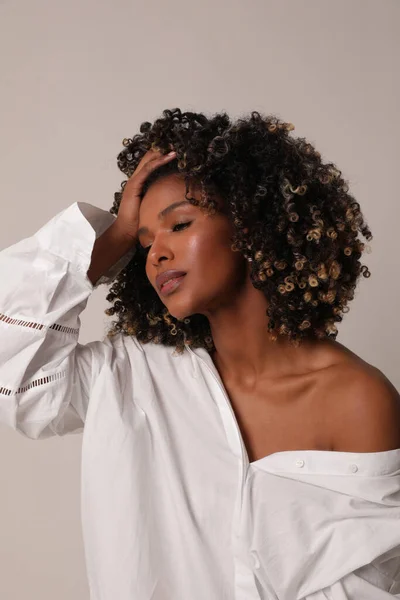 Retrato de mulher afro-americana com pele limpa e saudável sobre fundo branco. — Fotografia de Stock