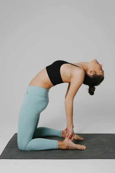 Potret wanita yang berlatih yoga asana di kelas. Tenang dan santai. Vertikal. — Stok Foto