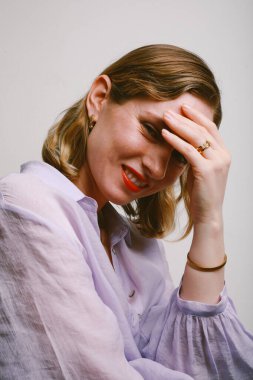 Altın mücevherler takan muhteşem, mutlu bir kadının portresi.. 