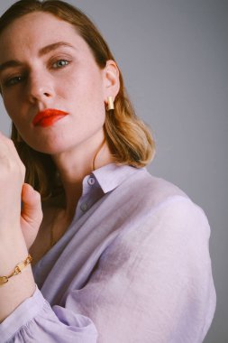 Eflatun gömlek giyen muhteşem esmer kadının kafasından vurulmuş. İzole edilmiş.