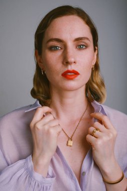 Altın mücevherler takan güzel ve şık bir kadının portresi. Dikey.