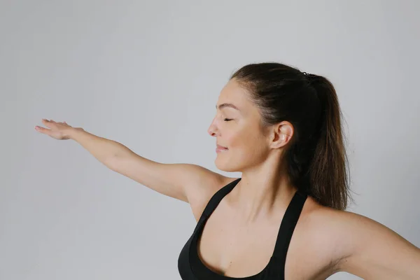Спортивна молода жінка практикує йогу ізольовано на білому тлі. Ізольовані . — стокове фото
