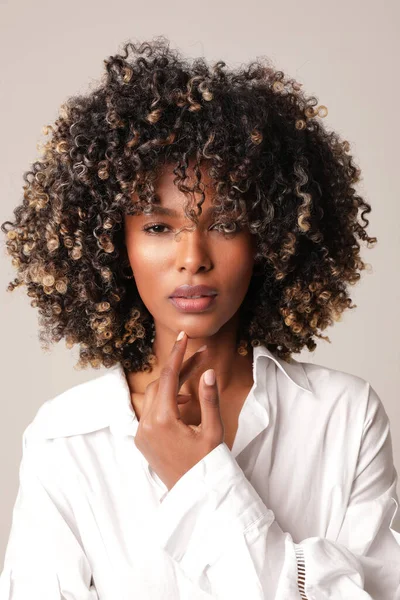 Mulher jovem étnica bonita olhando para a câmera. Vertical. — Fotografia de Stock