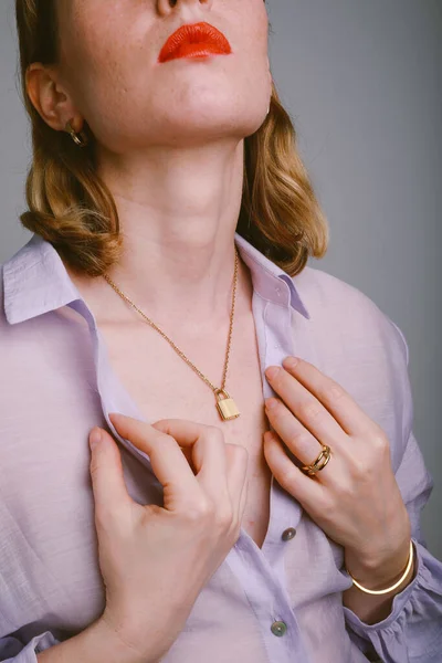 Retrato recortado de una hermosa joven con joyas de oro. Vertical. —  Fotos de Stock