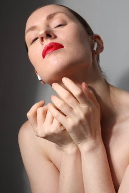 Kablosuz kulaklıkları olan güzel, genç bir kadının dikey portresi.. 