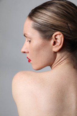 Beyaz tenli güzel bir kadının dikey portresi..