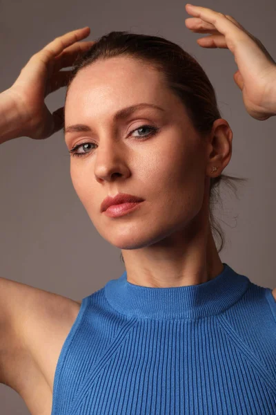 Mooie vrouw donker haar, blauwe ogen. Verticaal portret van mooie vrouw. — Stockfoto