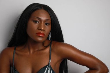 Uzun saçlı ve ideal ciltli muhteşem Afro-Amerikan genç kadın..