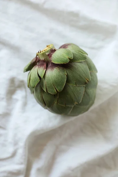 Fresh green artichoke on white background. Whole artichoke vertical mockup. — Stock Photo, Image