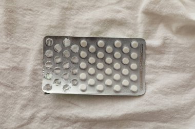 Beyaz arka planda su toplayan haplar. Model.