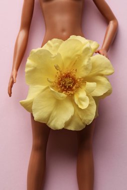 Sağlık sorunları kavramı. Karın ağrısı çeken bir kadın. Adet