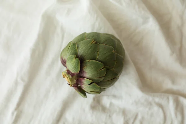 Fresh green artichoke on white background. Whole green artichoke mockup. — Stock Photo, Image