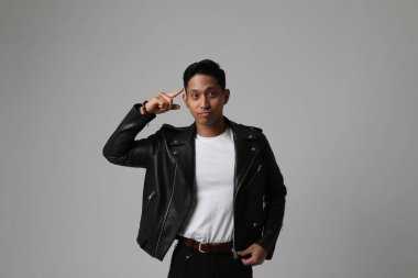 Beyaz arka planda poz veren yakışıklı bir Asyalı. Serbest çalışıyorum. Model.