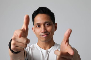 Pozitif Asyalı adam beyaz duvarda poz veriyor. İş adamı kavramı. Model.