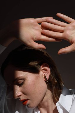 Rüya gibi kapalı gözlü kadın meditasyon yapıyor. Zihnin psikolojik gücü ve kişisel gelişim..