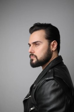 Yakışıklı adamın dikey görüntüsü yana bakıyor. Zihin seti başarıya ulaşmada yardımcı olur.