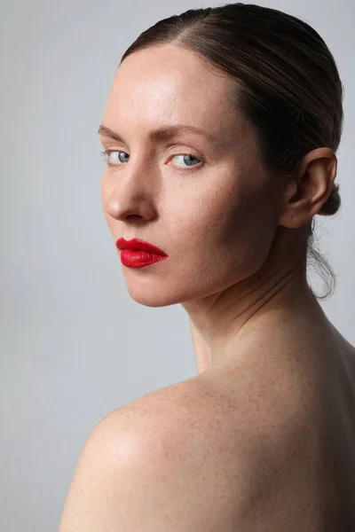 Κάθετη προσωπογραφία νεαρής ελκυστικής γυναίκας με τέλειο δέρμα και κόκκινα χείλη. — Φωτογραφία Αρχείου