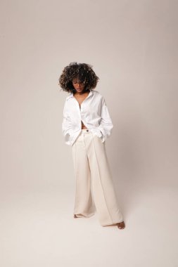 Beyaz arka planda poz veren bir sürü güzel genç kadın..