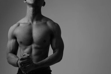 Siyah ve beyaz erkek mükemmel vücudun izole edilmiş.