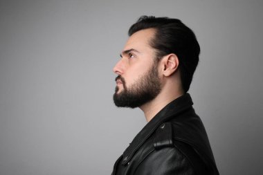 Sakallı adam içeride poz veriyor. Zihin yapısı başarıya ve mutluluğa yardımcı olur..