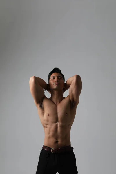 완벽 한 신체를 가진 아시아 젊은이 . 마음을 강하게 하고, 몸을 튼튼하게 하 세요.. — 스톡 사진