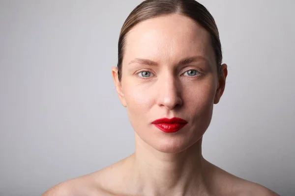 Mujer atractiva joven con la piel perfecta y labios rojos posando en el interior. Aislado. —  Fotos de Stock