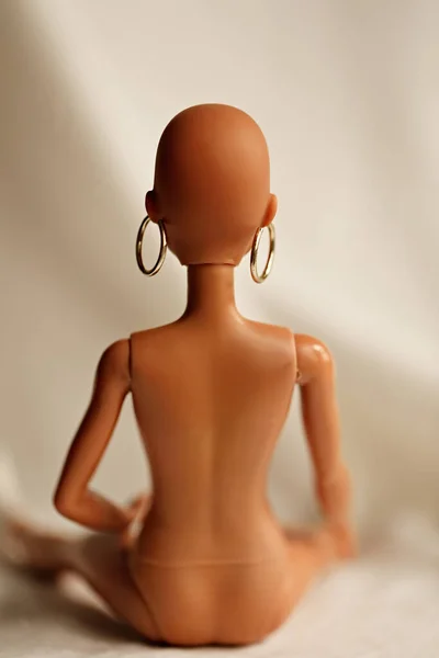 Close-up do corpo da boneca isolado na parede branca. Conceito de relacionamento. Vertical. — Fotografia de Stock