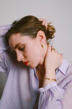 Genç bir kadının portresi beyaz duvarda poz veriyor. Zihin ve kişisel gelişim kavramı.