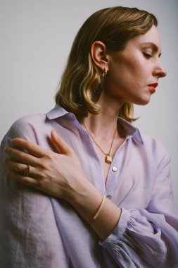 Düşünceli esmer kadının dikey portresi yana bakıyor. Zihin hazır konsept.