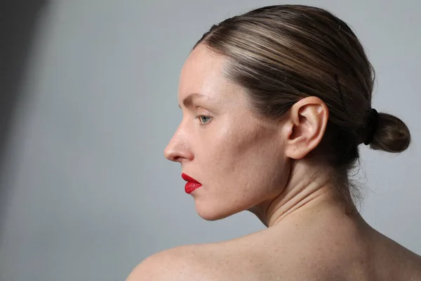 Πορτρέτο της νεαρής ελκυστικής γυναίκας με τέλειο δέρμα και κόκκινα χείλη που θέτουν εσωτερικό — Φωτογραφία Αρχείου